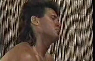 XXX 茶色の女の子のジャンプにキャロル喫煙と剃られた頭 女 用 アダルト 動画