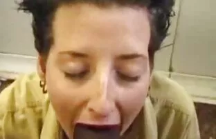 XXX 鳥は二つの熱心な黒コックで一つを引き裂く エロ 女性 用 動画